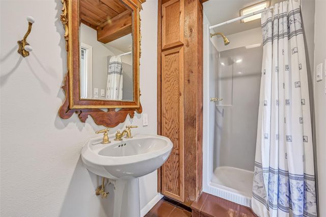 300 Courtlandt Place, Friendswood, TX 77546