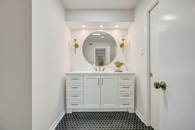300 Courtlandt Place, Friendswood, TX 77546