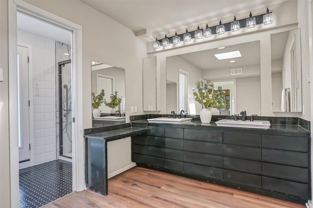 300 Courtlandt Place, Friendswood, TX 77546