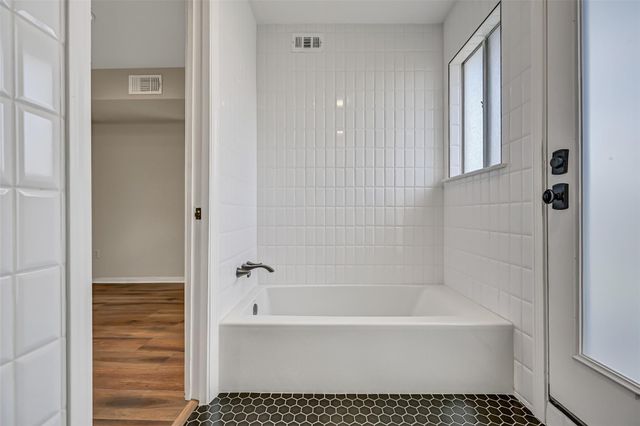 300 Courtlandt Place, Friendswood, TX 77546
