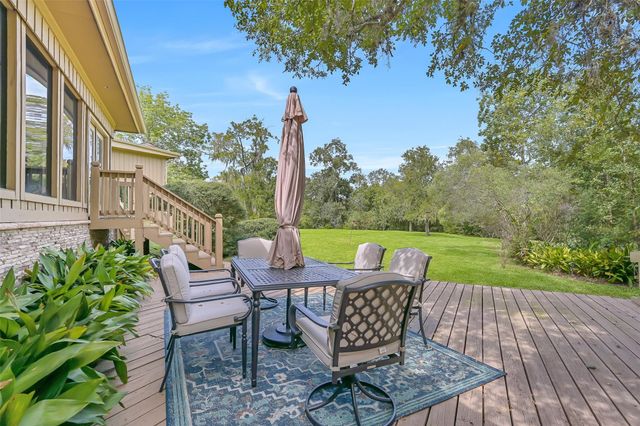 300 Courtlandt Place, Friendswood, TX 77546