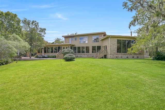 300 Courtlandt Place, Friendswood, TX 77546