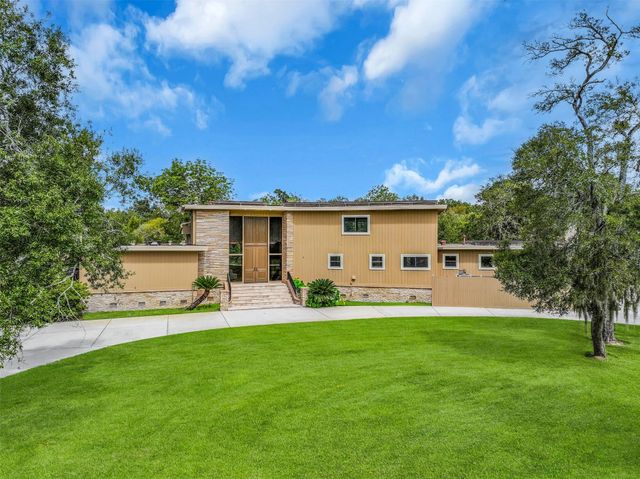 300 Courtlandt Place, Friendswood, TX 77546