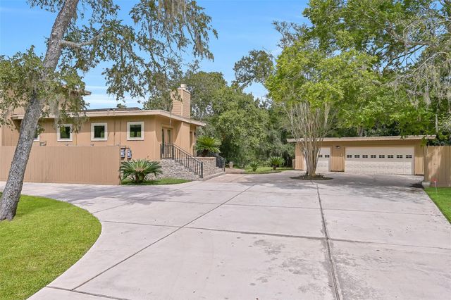 300 Courtlandt Place, Friendswood, TX 77546