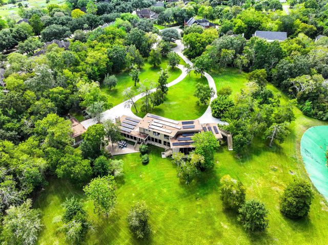 300 Courtlandt Place, Friendswood, TX 77546