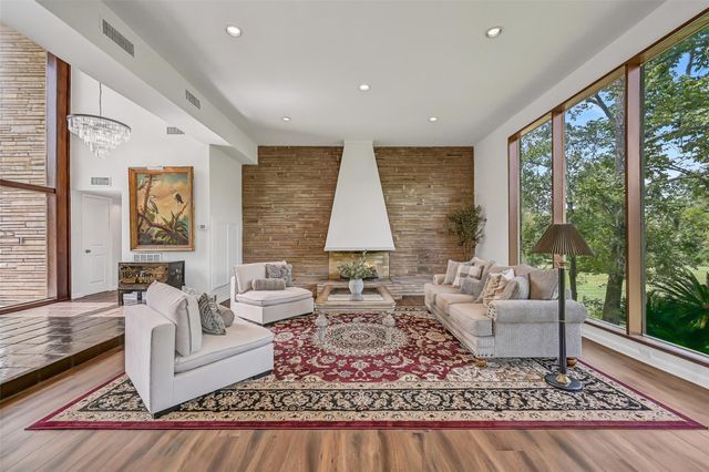 300 Courtlandt Place, Friendswood, TX 77546