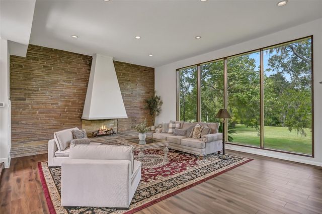 300 Courtlandt Place, Friendswood, TX 77546