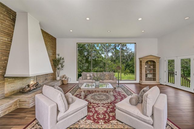 300 Courtlandt Place, Friendswood, TX 77546