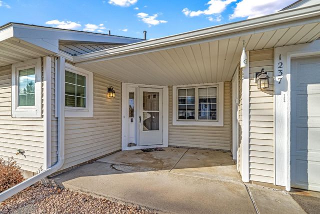 1237 Hilo Avenue N, Oakdale, MN 55128