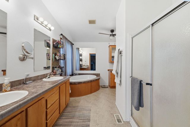 61610 N Whan Rd, Benton City, WA 99320