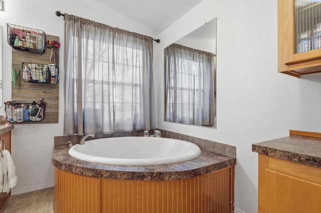 61610 N Whan Rd, Benton City, WA 99320