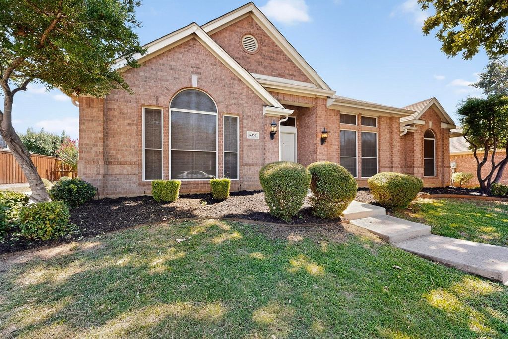 8420 Grand View Drive, North Richland Hills, TX 76182
