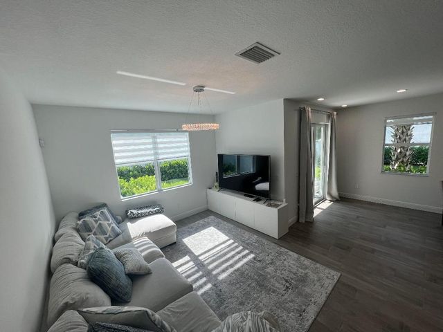 562 Parsons Way, Deerfield Beach, FL 33442