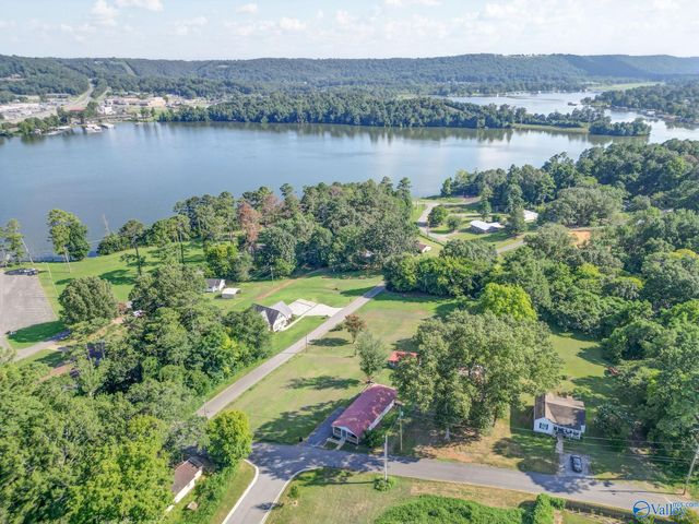 2513 Lakeview Drive, Guntersville, AL 35976
