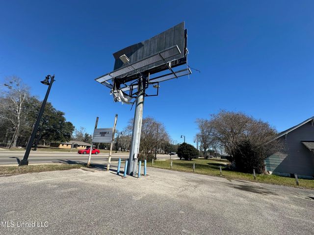 14121 Dedeaux Road, Gulfport, MS 39503