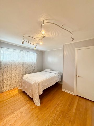 2909 Oakton Street, Park Ridge, IL 60068