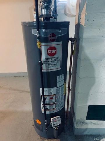 184 W Strathmore Avenue, Pontiac, MI 48340