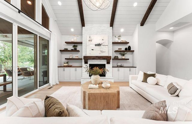 1552 W Windbreaker Ln, Eagle, ID 83616