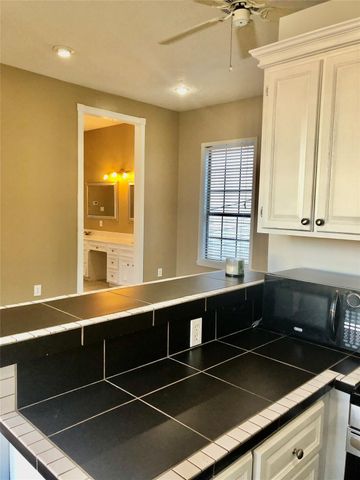 543 W 27th Street F, Houston, TX 77008