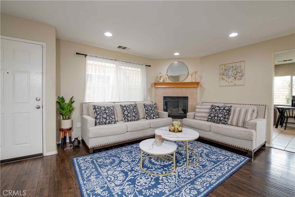 Image 10 of property listing at 9427 Lemona Avenue 20, Northridge, CA 91343