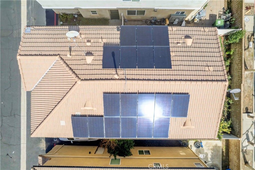 Image 2 of property listing at 9427 Lemona Avenue 20, Northridge, CA 91343