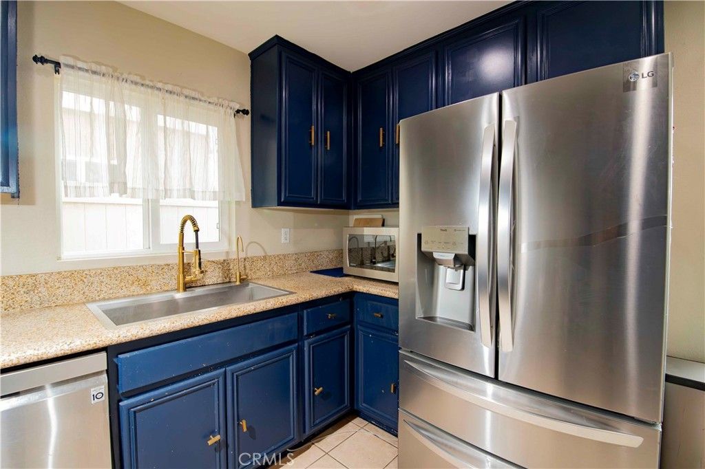 Image 24 of property listing at 9427 Lemona Avenue 20, Northridge, CA 91343