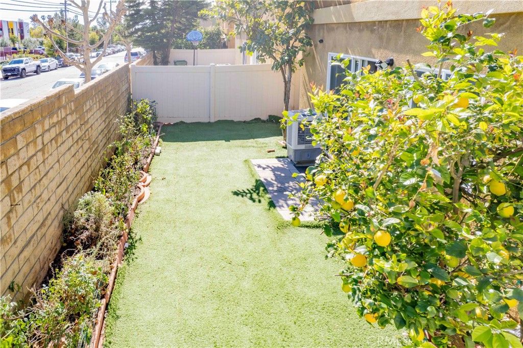 Image 4 of property listing at 9427 Lemona Avenue 20, Northridge, CA 91343