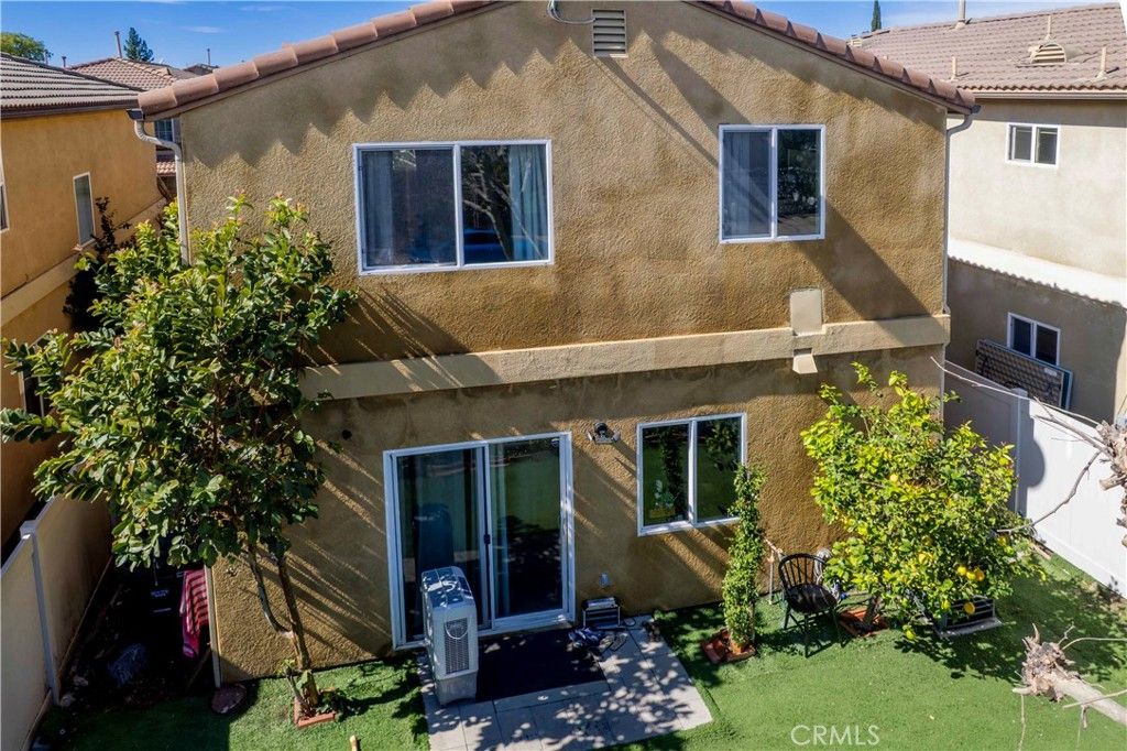 Image 6 of property listing at 9427 Lemona Avenue 20, Northridge, CA 91343