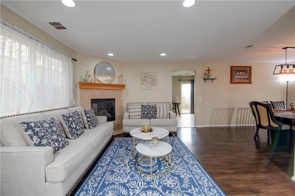 Image 7 of property listing at 9427 Lemona Avenue 20, Northridge, CA 91343