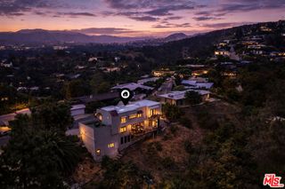 1052 N Kenter Avenue, Los Angeles, CA 90049