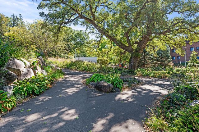 8948 Neill Lake Road 155E, Eden Prairie, MN 55347