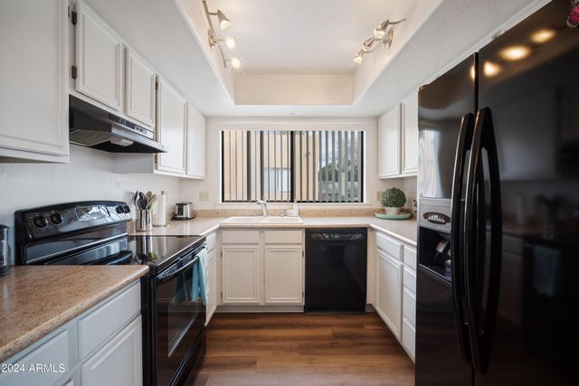 37222 N TOM DARLINGTON Drive 18, Carefree, AZ 85377