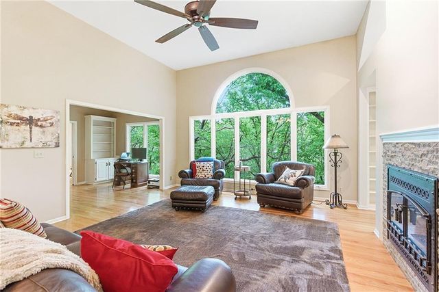 8414 Vista Circle, Parkville, MO 64152
