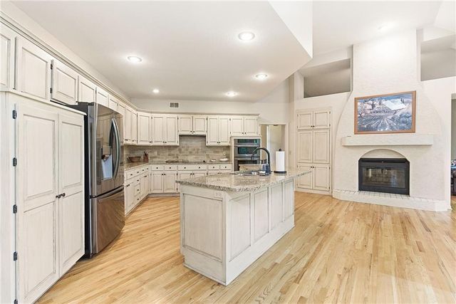 8414 Vista Circle, Parkville, MO 64152