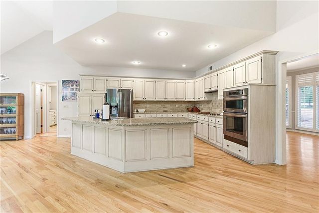 8414 Vista Circle, Parkville, MO 64152