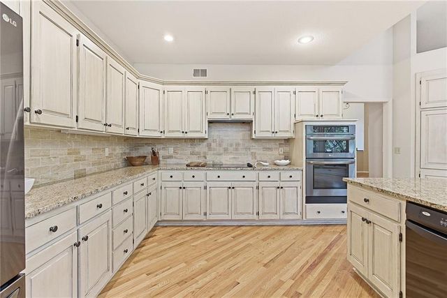 8414 Vista Circle, Parkville, MO 64152
