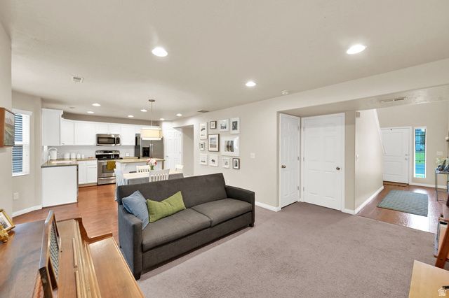 706 W 1045 N, Centerville, UT 84014