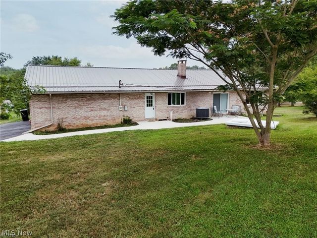 125 Meadowood Drive, New Cumberland, WV 26047