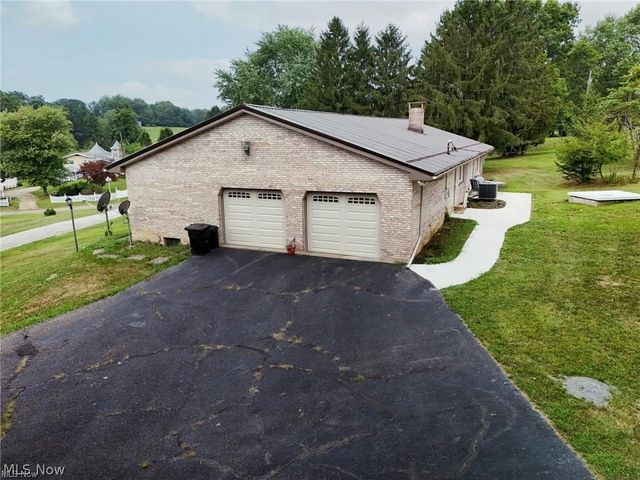 125 Meadowood Drive, New Cumberland, WV 26047