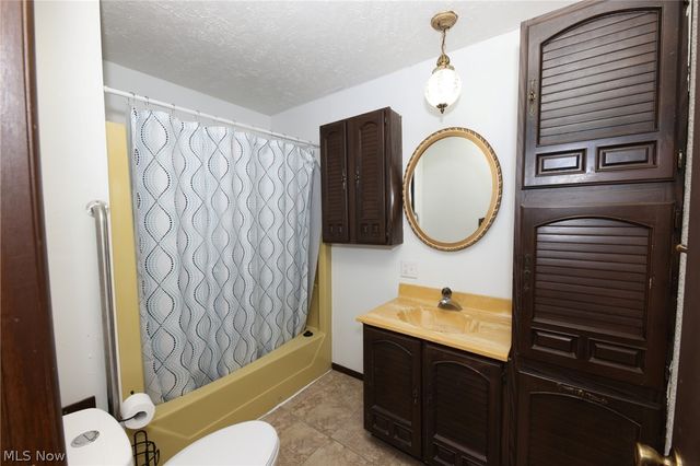 125 Meadowood Drive, New Cumberland, WV 26047