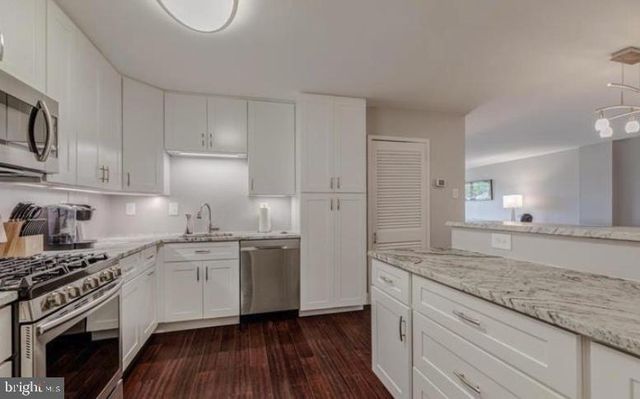 1300 ARMY NAVY DR #803, Arlington, VA 22202