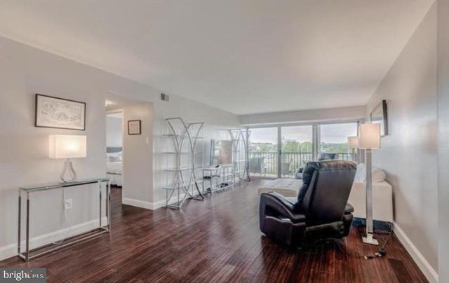 1300 ARMY NAVY DR #803, Arlington, VA 22202