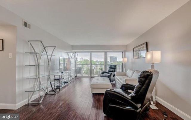 1300 ARMY NAVY DR #803, Arlington, VA 22202