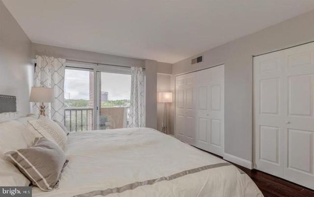 1300 ARMY NAVY DR #803, Arlington, VA 22202