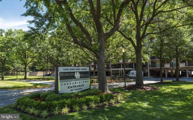 1300 ARMY NAVY DR #803, Arlington, VA 22202