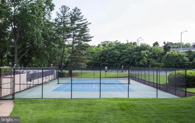 1300 ARMY NAVY DR #803, Arlington, VA 22202