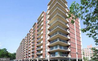 1300 ARMY NAVY DR #803, Arlington, VA 22202