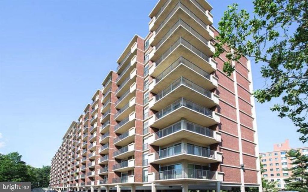 1300 ARMY NAVY DR #803, Arlington, VA 22202