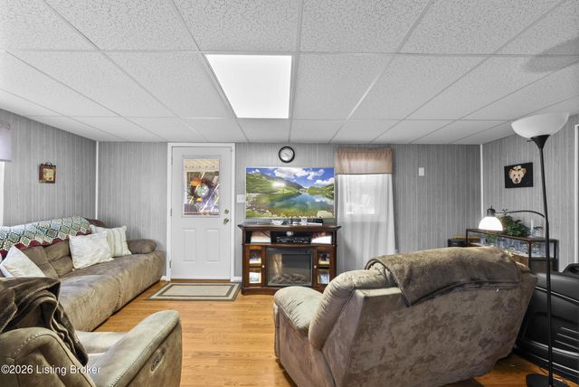 216 Granvil Dr, Louisville, KY 40218