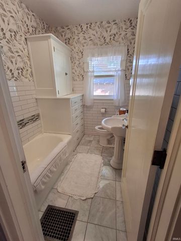 107 N Jackson Avenue, Fowler, IN 47944